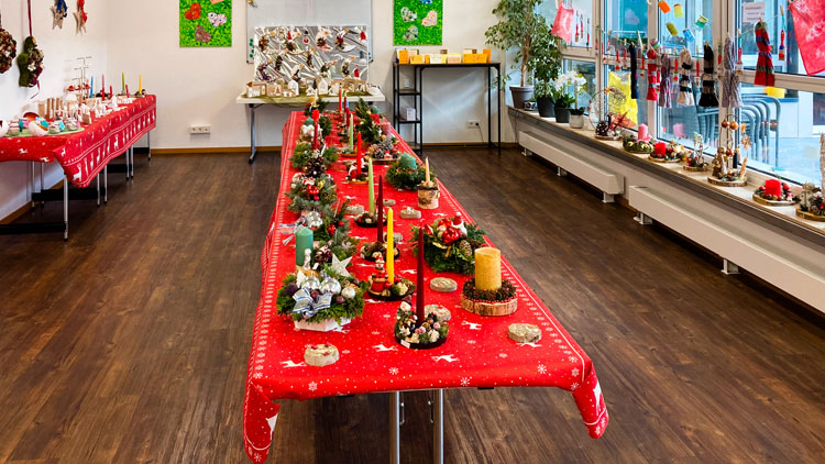 Tische voller weihnachtlicher Dekorationen