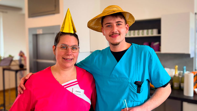 Mitarbeiter im Faschingsoutfit