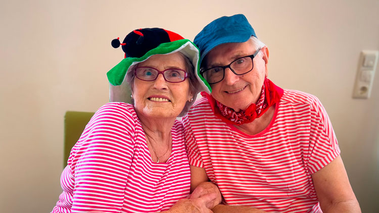 Gäste im Faschingsoutfit