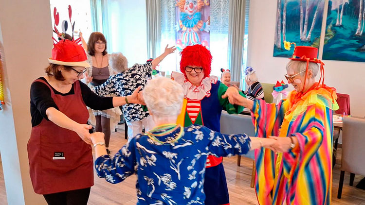 Mitarbeiter und Gäste im Faschingsoutfit