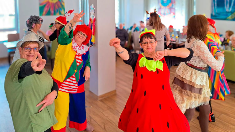 Mitarbeiter im Faschingsoutfit