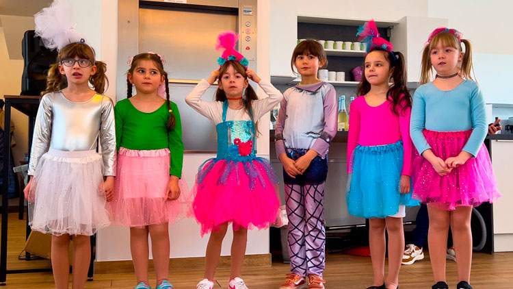 Kinder im Faschingsoutfit