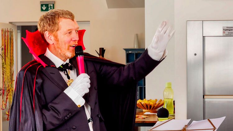 Entertainer im Vampir-Kostüm