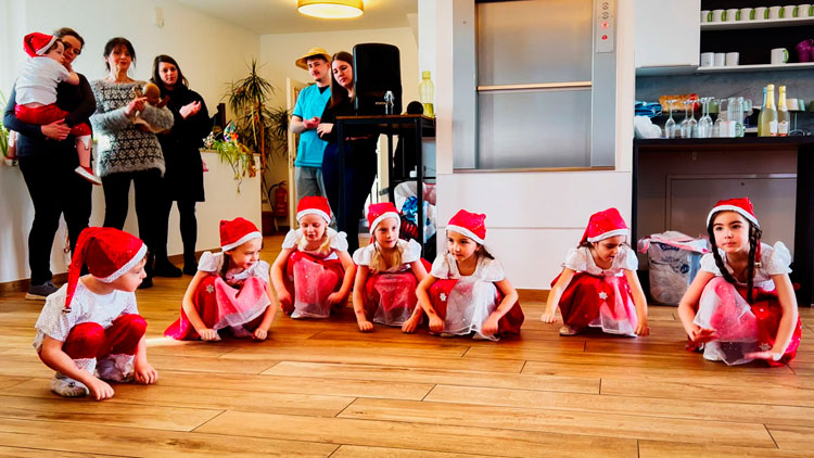 Kinder im Faschingsoutfit