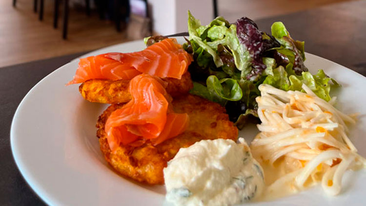 Lachs, Salat und Kartoffelpuffer