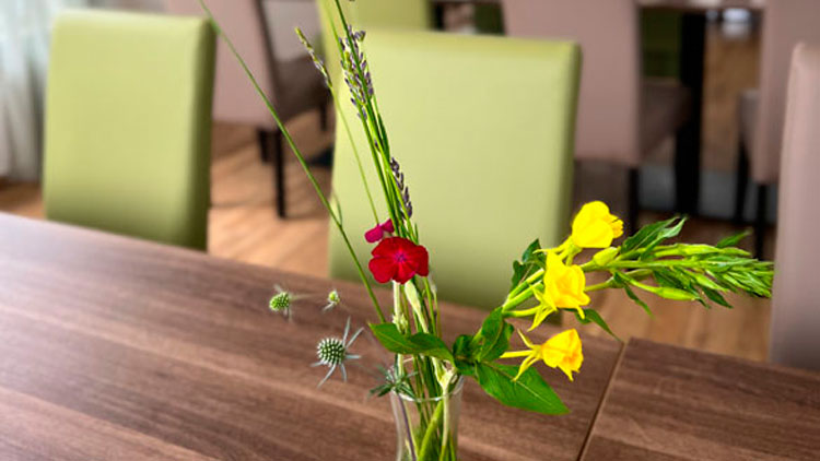 Tisch mit Blumen