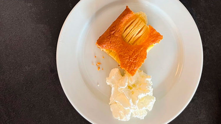 Apfelkuchen mit Sahne